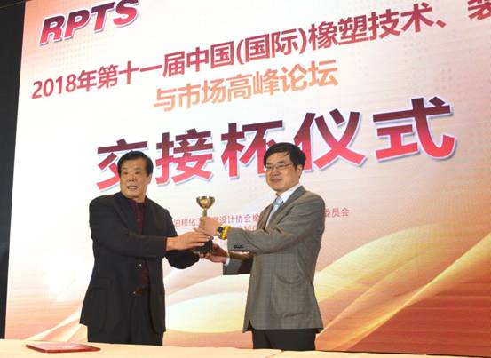 为双象公司颁发纪念奖杯